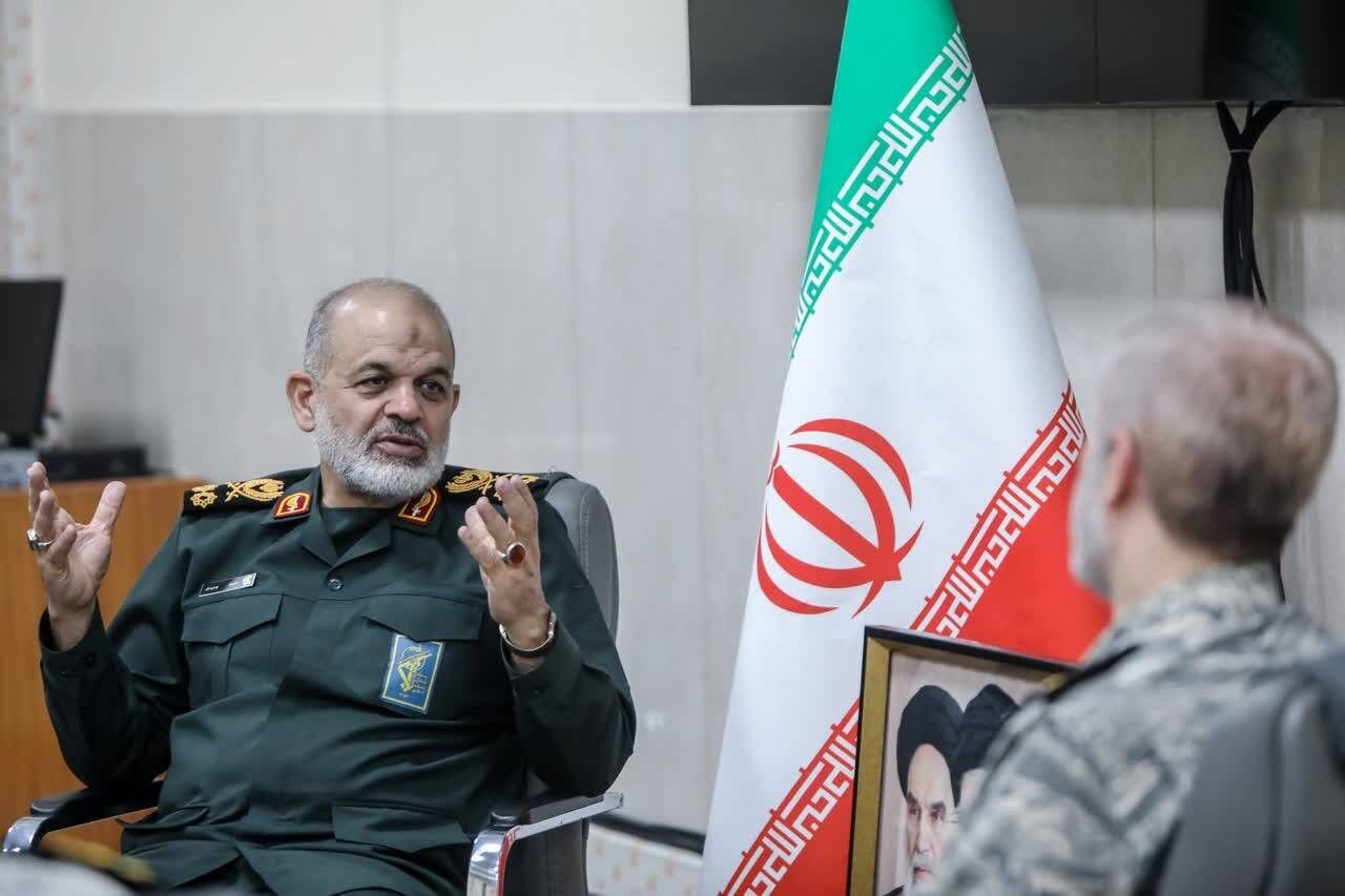 تصاویر دیدار صمیمی فرماندهان ارتش و سپاه؛ ببینید