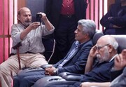 تصاویر جالب از بوسیدن و در آغوش کشیدن علیرضا داودنژاد توسط خانواده‌اش