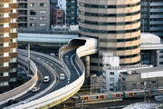 وقتی اتوبان از میان برج عبور می کند! | معماری غیرممکن در قلب اوزاکا
