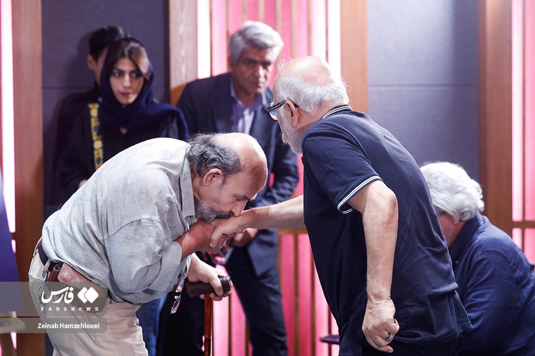 تصاویر جالب از بوسیدن و در آغوش کشیدن علیرضا داودنژاد توسط خانوادهاش