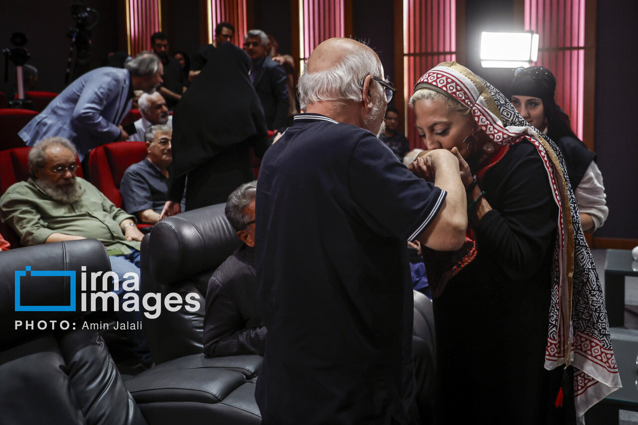 تصاویر جالب از بوسیدن و در آغوش کشیدن علیرضا داودنژاد توسط خانوادهاش