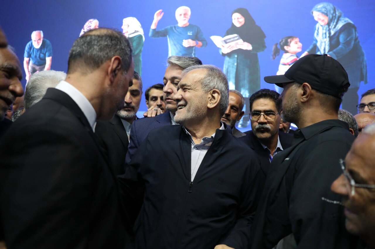 پزشکیان با بازنشستگان گرم گرفت | تصاویر