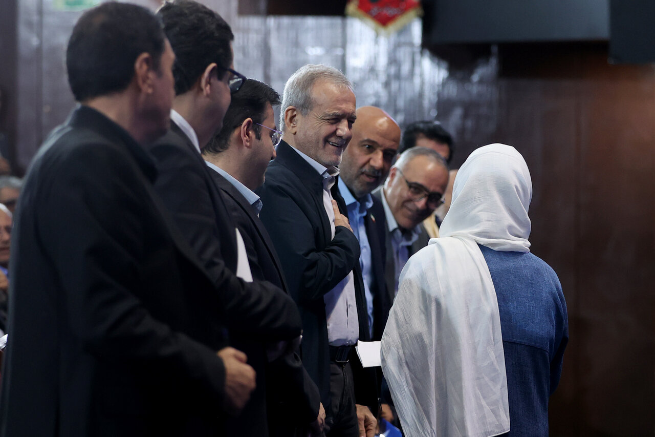 پزشکیان با بازنشستگان گرم گرفت | تصاویر