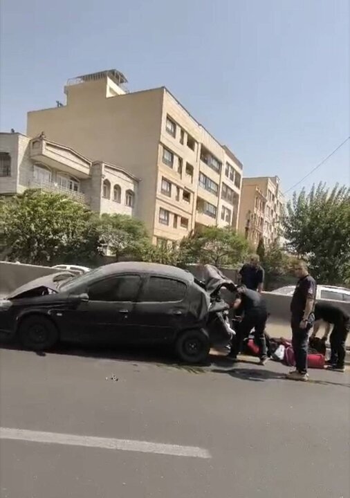 تصادف زنجیره‌ای ۱۲ خودرو در بزرگراه یادگار امام؛ ۵ نفر مصدوم شدند
