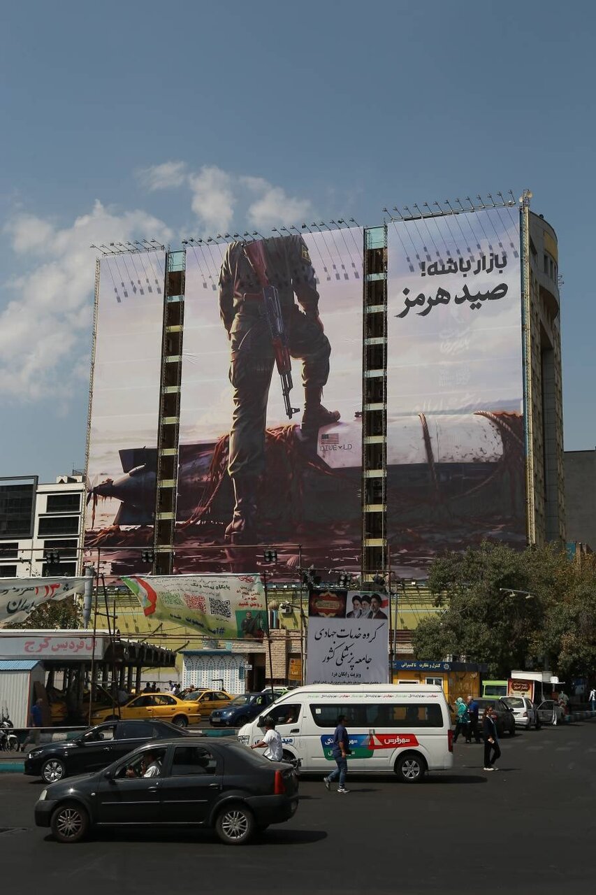 «صید هرمز»؛ روایت اقتدار ایران بر دیوارنگاره میدان ونک تهران