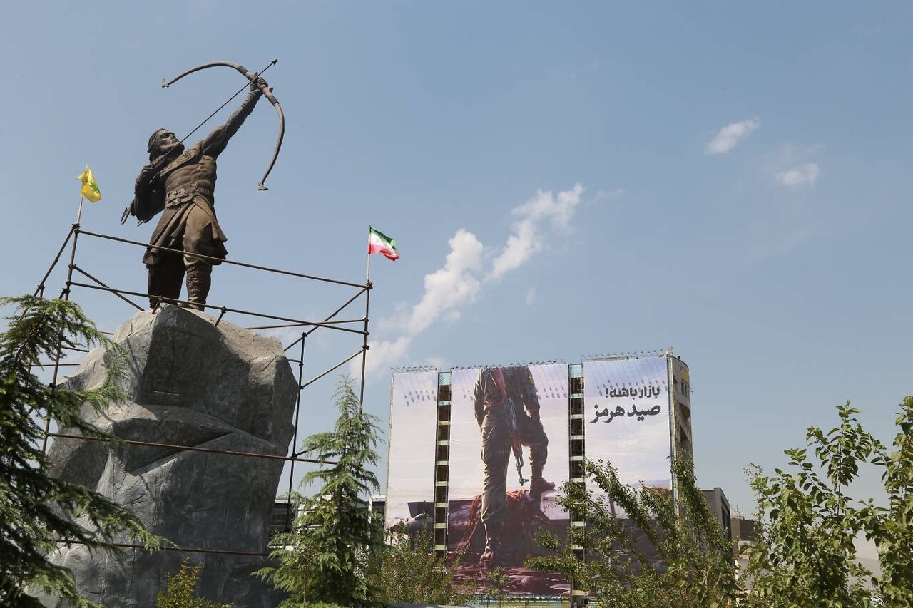 «صید هرمز»؛ روایت اقتدار ایران بر دیوارنگاره میدان ونک تهران