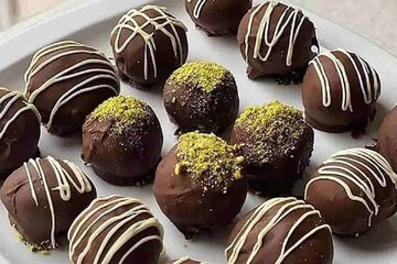 این شیرینی فقط بیسکویت ساقه طلایی، شیر، موز و پودر کاکائو می‌خواهد