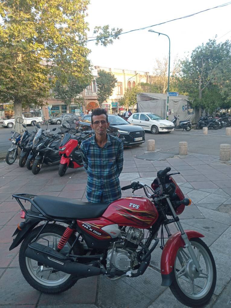گفتگو با پیک موتوری معروف و ناجی روز آتشسوزی | حتی باربرها برای خرید موتور پول دادند | چه شد که چاووشی هم کمک کرد؟