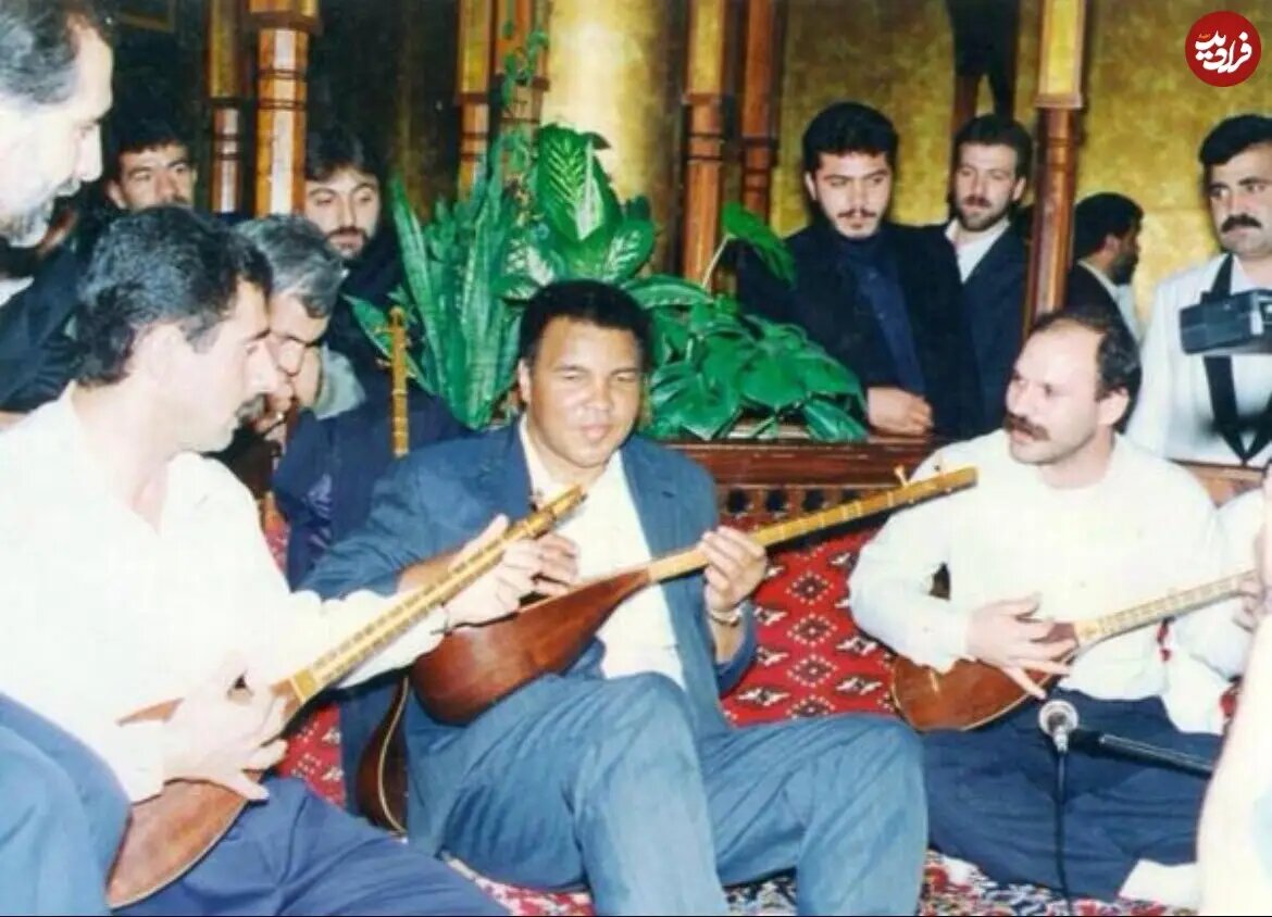 تصویری دیده نشده از محمدعلی کلی در حال نواختن تنبور در ایران