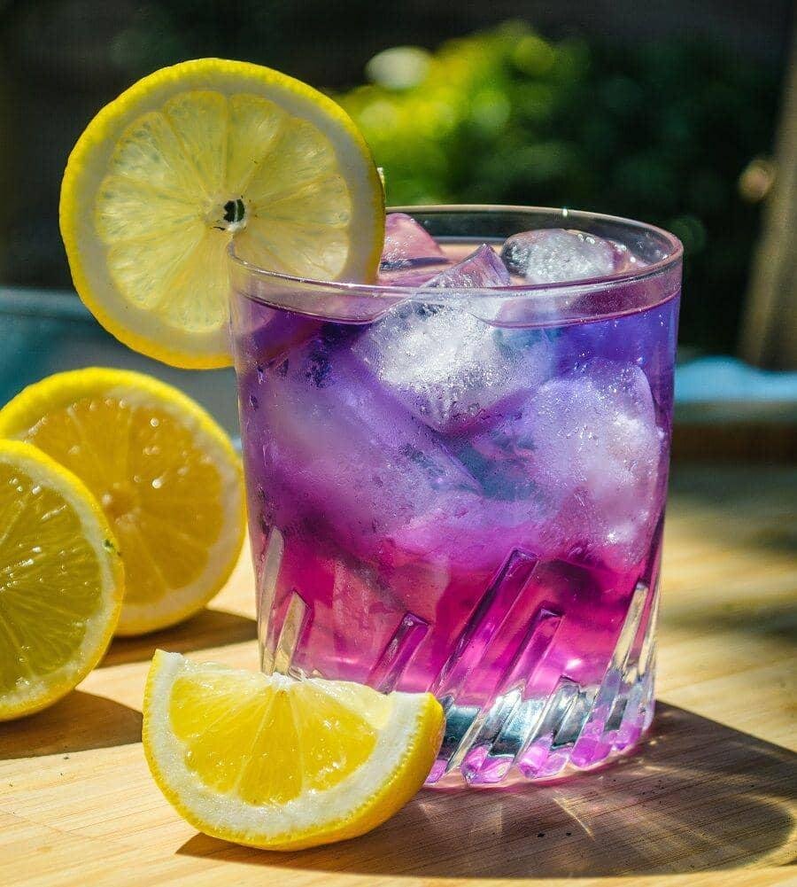 شربت گل گاوزبان؛ نوشیدنی خوشرنگی که با لیمو تغییر رنگ می‌دهد