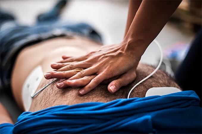 اگر کسی دچار ایست قلبی شد چه کنیم؟؛ آموزش احیای قلبی ریوی در منزل