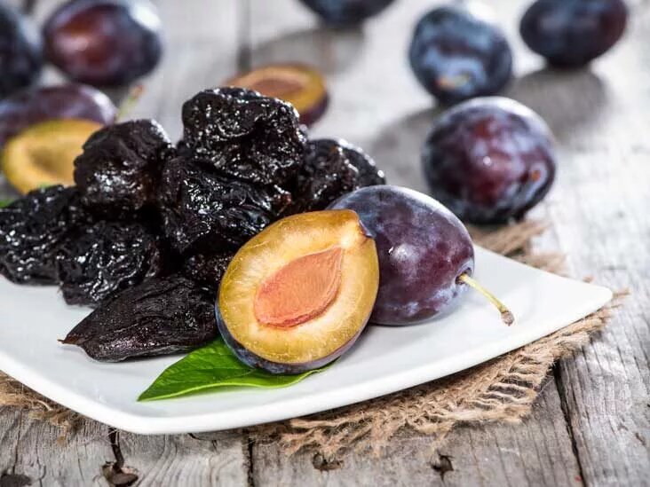 آلو خشک را صبح بخوریم یا شب؟؛ بهترین زمان برای رفع یبوست و بهبود گوارش
