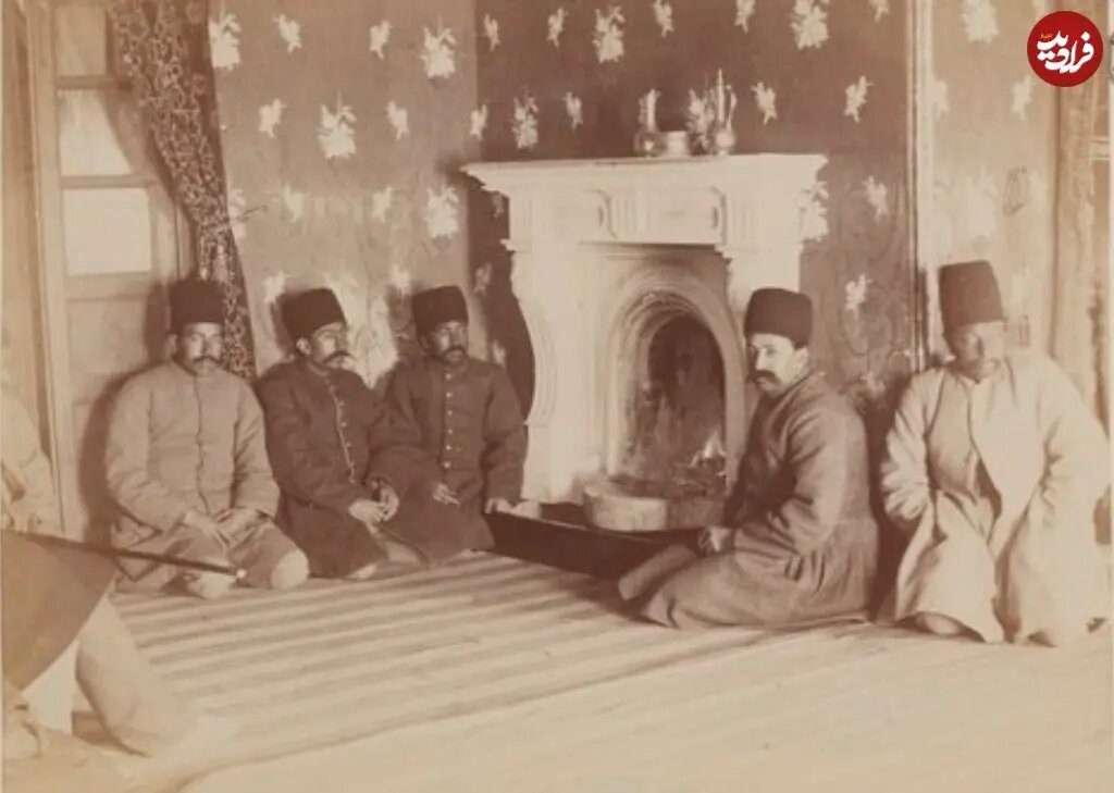 چهره اطرافیان ناصرالدین شاه را در کنار شومینه ببینید