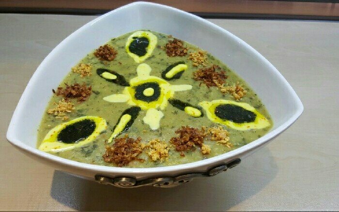 آش دوغ قزوین؛ دوغ را زمانی اضافه کنید که آش از داغی بیفتد آش