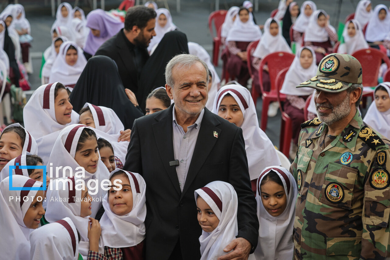 لحظات متفاوتی که استقبال دختران دانش‌آموز برای رئیس‌جمهور رقم زد | تصاویر