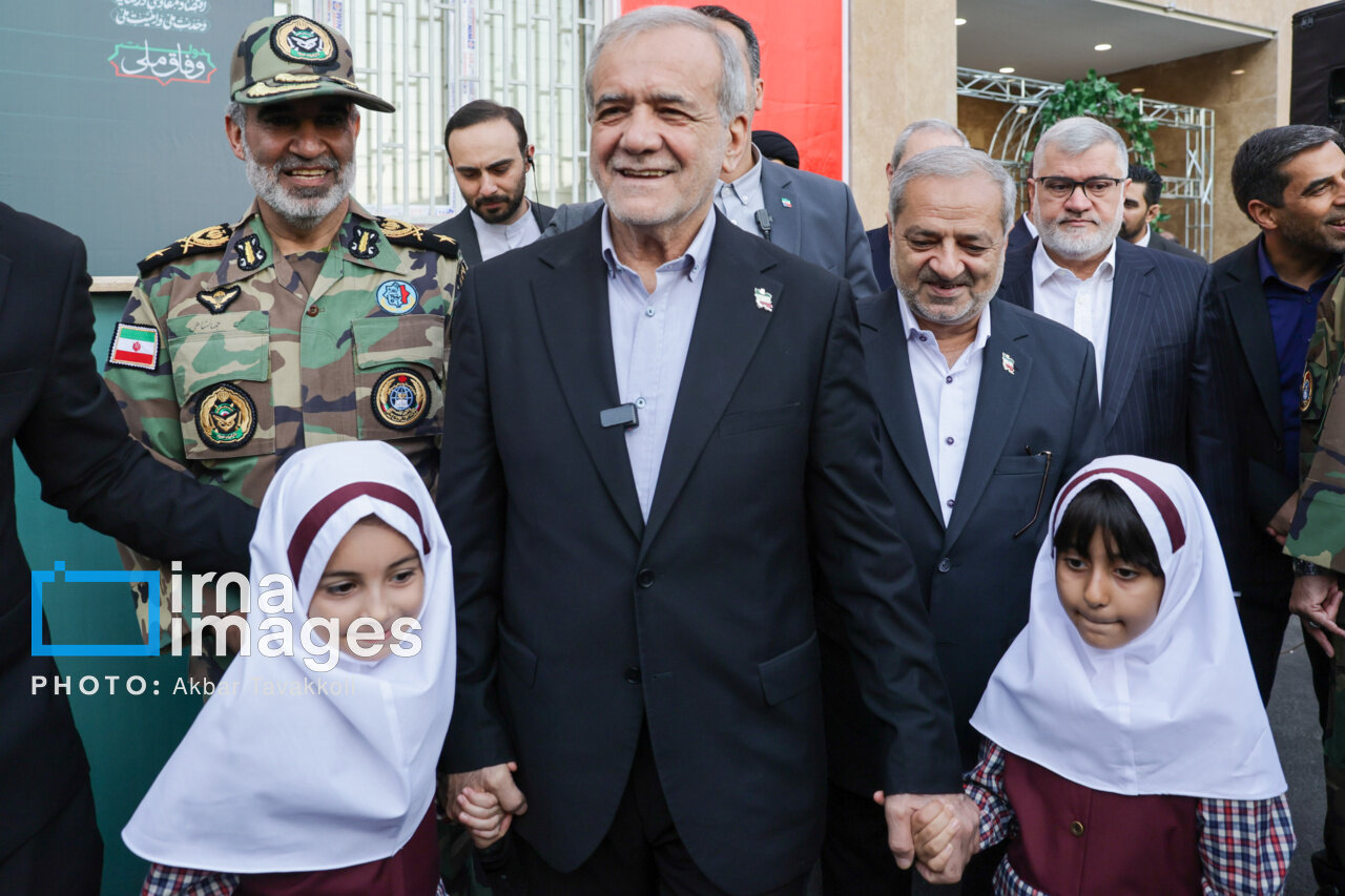 لحظات متفاوتی که استقبال دختران دانش‌آموز برای رئیس‌جمهور رقم زد | تصاویر