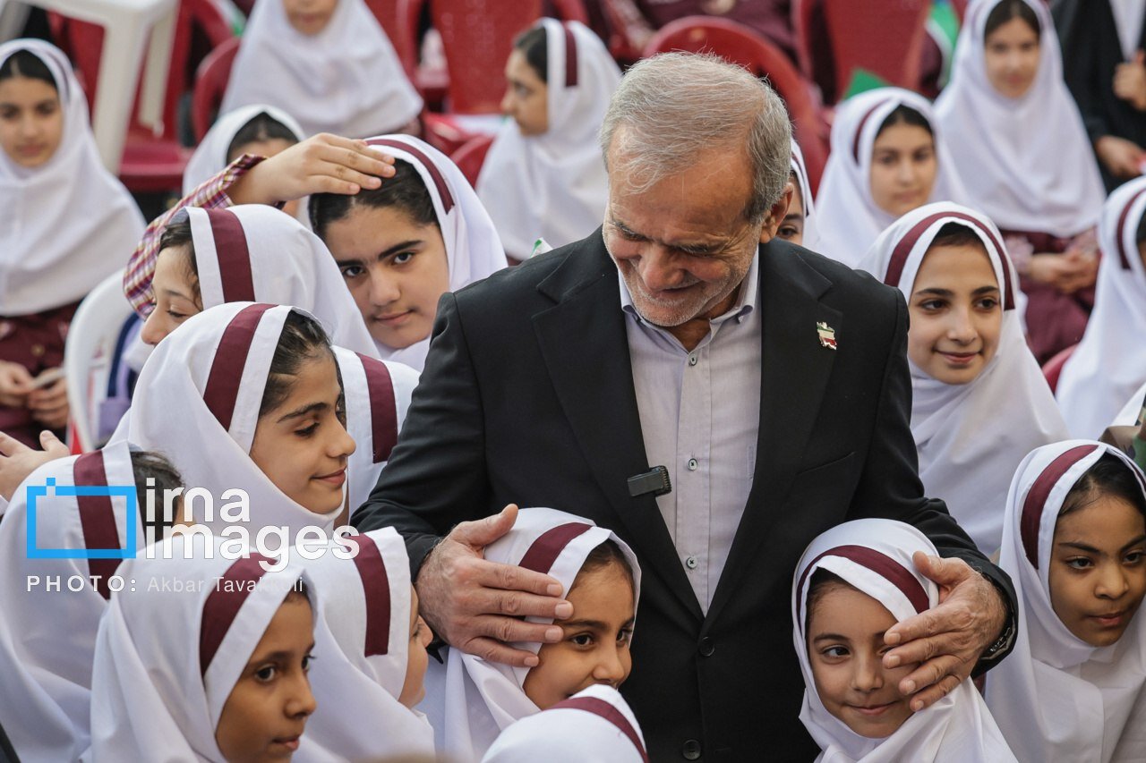 لحظات متفاوتی که استقبال دختران دانش‌آموز برای رئیس‌جمهور رقم زد | تصاویر