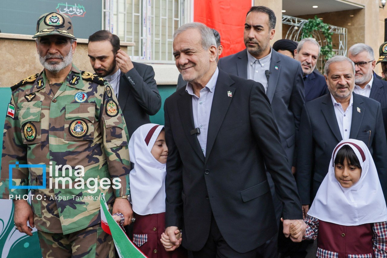 لحظات متفاوتی که استقبال دختران دانش‌آموز برای رئیس‌جمهور رقم زد | تصاویر