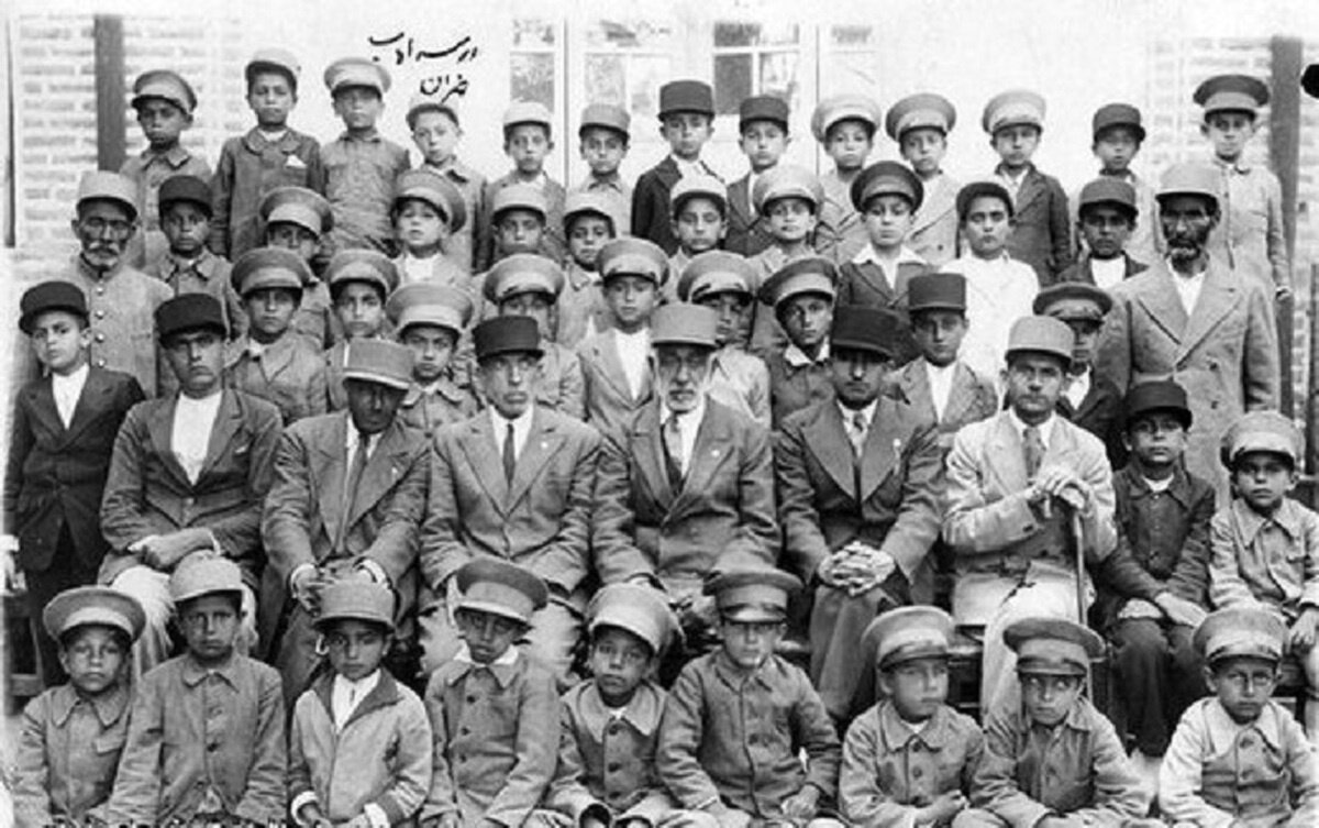 سر کلاس نوستالژی |  از ملاباشی مکتب‌خانه تا ناظم دهه 60؛ یک قرن خاطره‌بازی با مدرسه