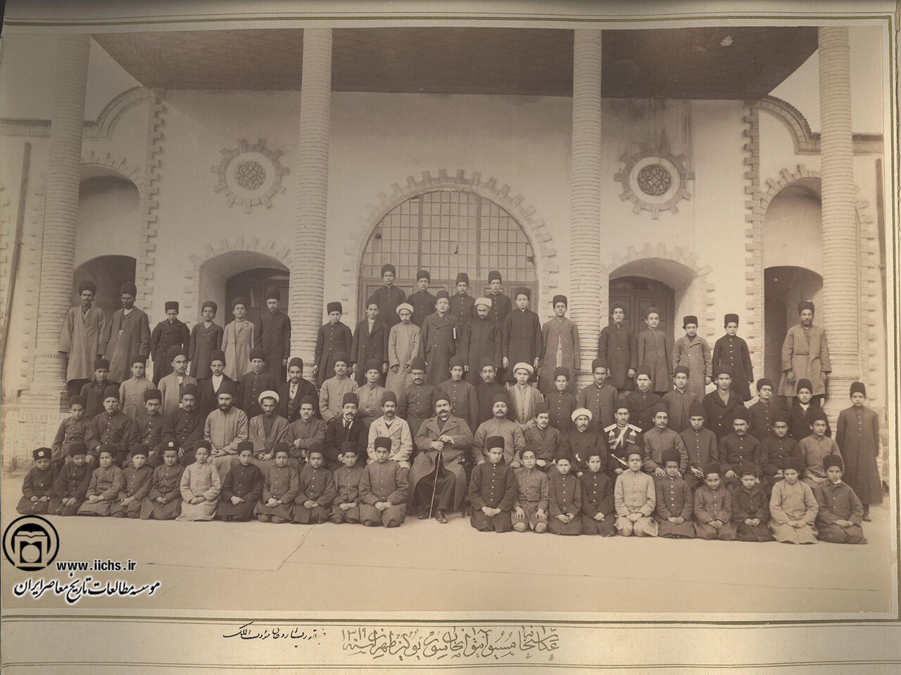 سر کلاس نوستالژی |  از ملاباشی مکتب‌خانه تا ناظم دهه 60؛ یک قرن خاطره‌بازی با مدرسه