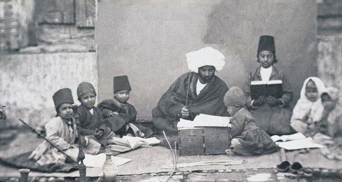 سر کلاس نوستالژی |  از ملاباشی مکتب‌خانه تا ناظم دهه 60؛ یک قرن خاطره‌بازی با مدرسه