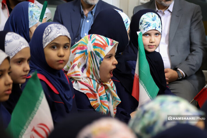 آیین نواختن زنگ آغاز سال تحصیلی جدید توسط وزیر بهداشت