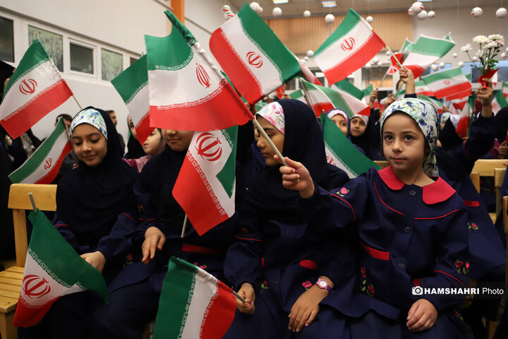 آیین نواختن زنگ آغاز سال تحصیلی جدید توسط وزیر بهداشت
