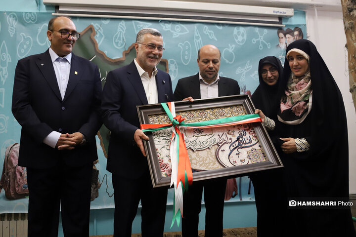 آیین نواختن زنگ آغاز سال تحصیلی جدید توسط وزیر بهداشت