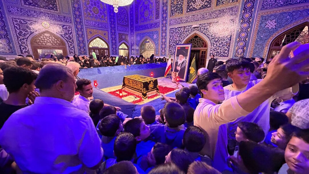 تصاویری از دانشآموزان مشهدی در جوار مزار رهبر شهید