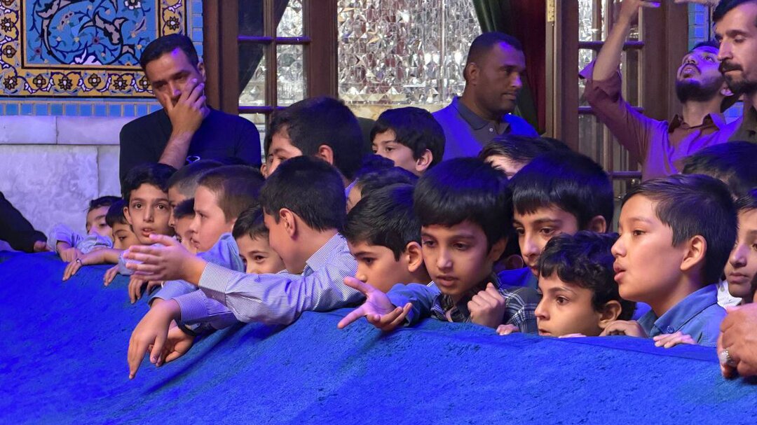 تصاویری از دانشآموزان مشهدی در جوار مزار رهبر شهید