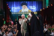 اهدای عبای شخصی رهبر شهید انقلاب به حاج صادق آهنگران | تصاویر