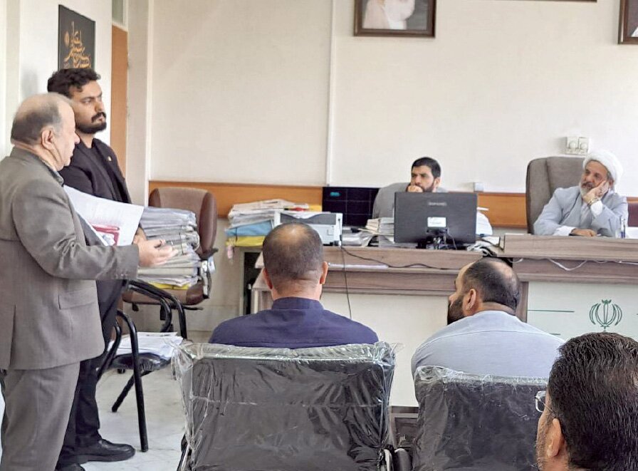 قتل برادر با شلیک از جیب و چاقو به خاطر ارثیه + تصاویر | ادعای همسر مقتول در دادگاه