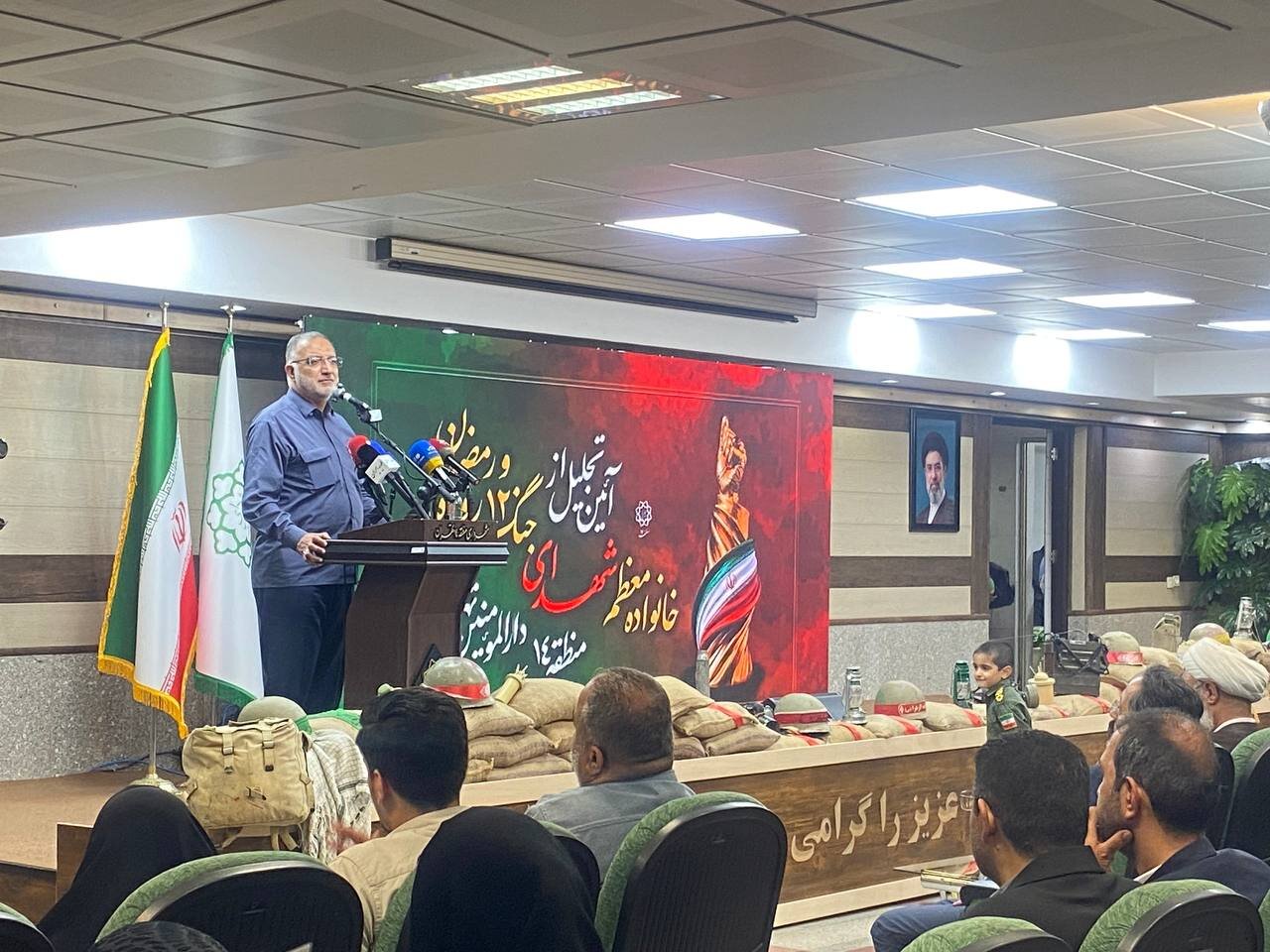 دکتر زاکانی تجلیل از خانواده شهدا