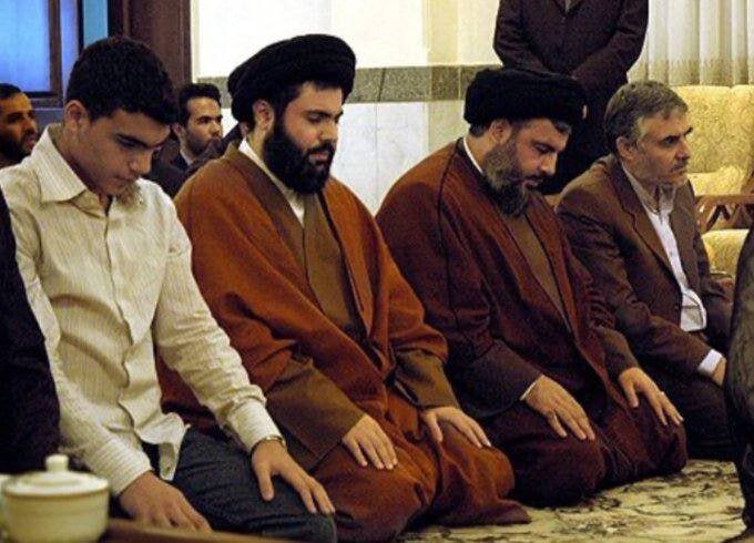 تصویری قدیمی از سیدحسن نصرالله و فرزندش به همراه شهید صفیالدین در صف نماز