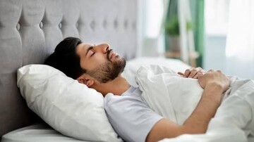 چطور بخوابیم قلب‌مان آسیب نبیند؟ | پاسخ به یک باور غلط درباره خوابیدن به سمت چپ بدن