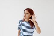 از کجا بفهمیم کم‌شنوا شده‌ایم؟ | ۷ نشانه‌ای که نباید نادیده بگیرید