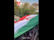 تصاویری از گلباران و  اهتزاز پرچم ایران بر فراز دانشگاه شریف | ویدئو