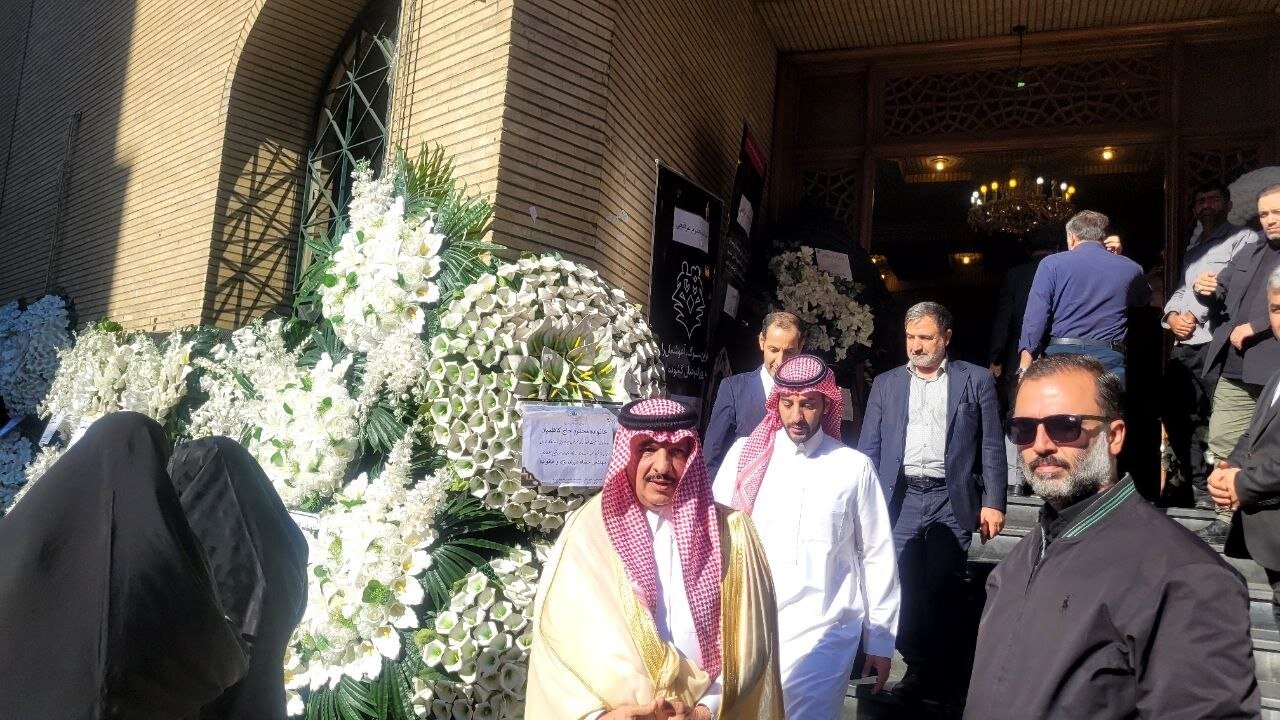 تصاویر سفرای عربستان و افغانستان در مراسم ترحیم خواهر عراقچی
