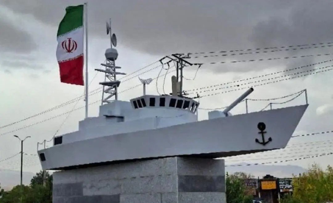 نصب نماد «ناوشکن قهرمان دنا» در ورودی یک شهر ایران | عکس