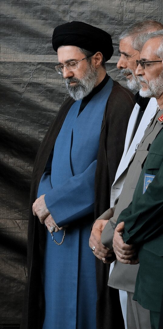 تصاویر آیت الله مجتبی خامنه ای و رهبر شهید در رویداد جمعه نصر؛ ببینید