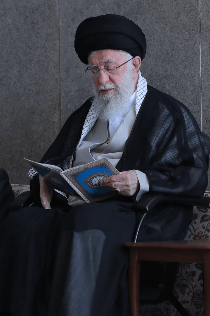 تصاویر آیت الله مجتبی خامنه ای و رهبر شهید در رویداد جمعه نصر؛ ببینید