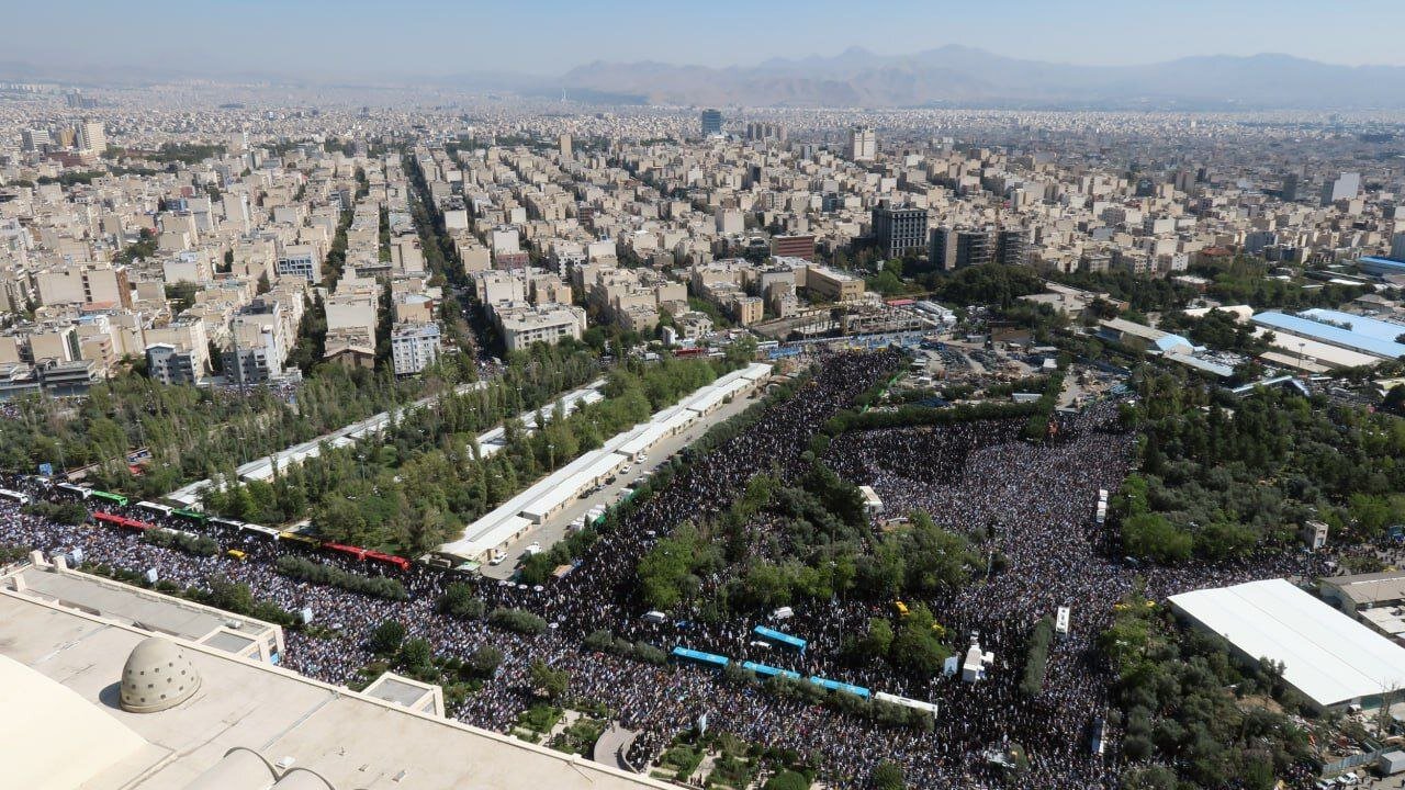 بازنشر تصاویر هوایی از رویداد تاریخی نماز جمعه نصر به امامت رهبر شهید