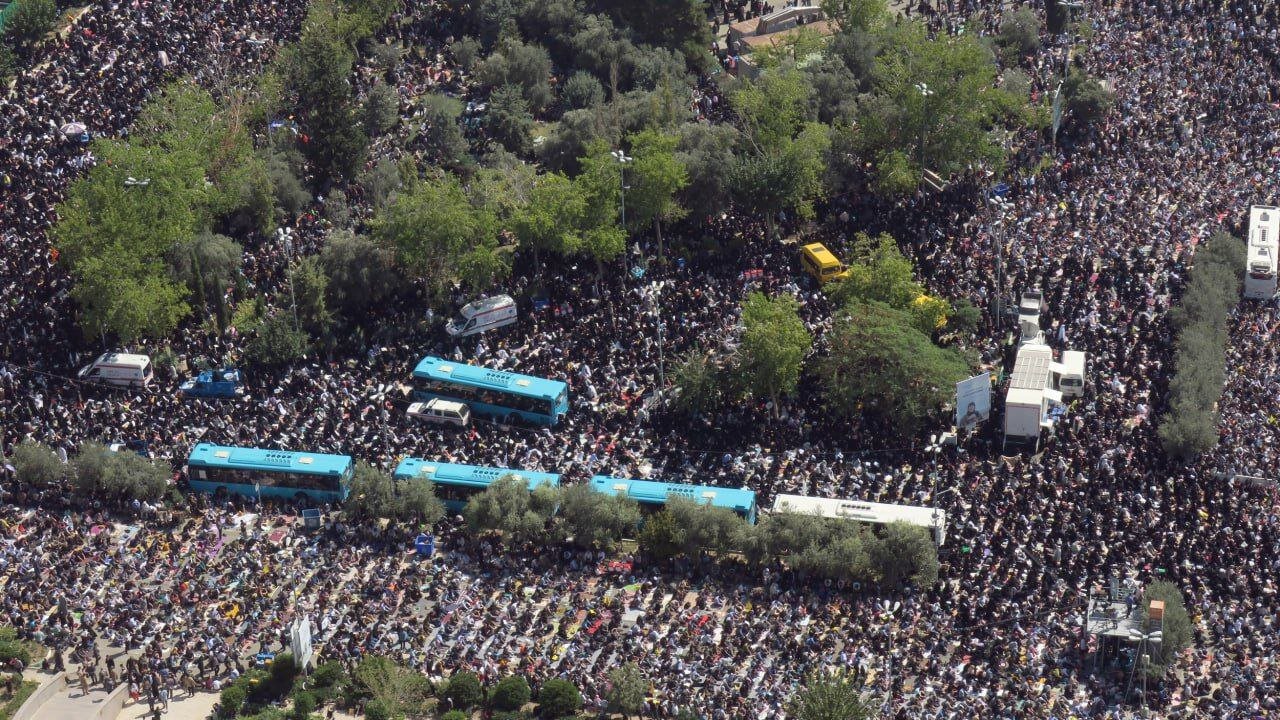 بازنشر تصاویر هوایی از رویداد تاریخی نماز جمعه نصر به امامت رهبر شهید