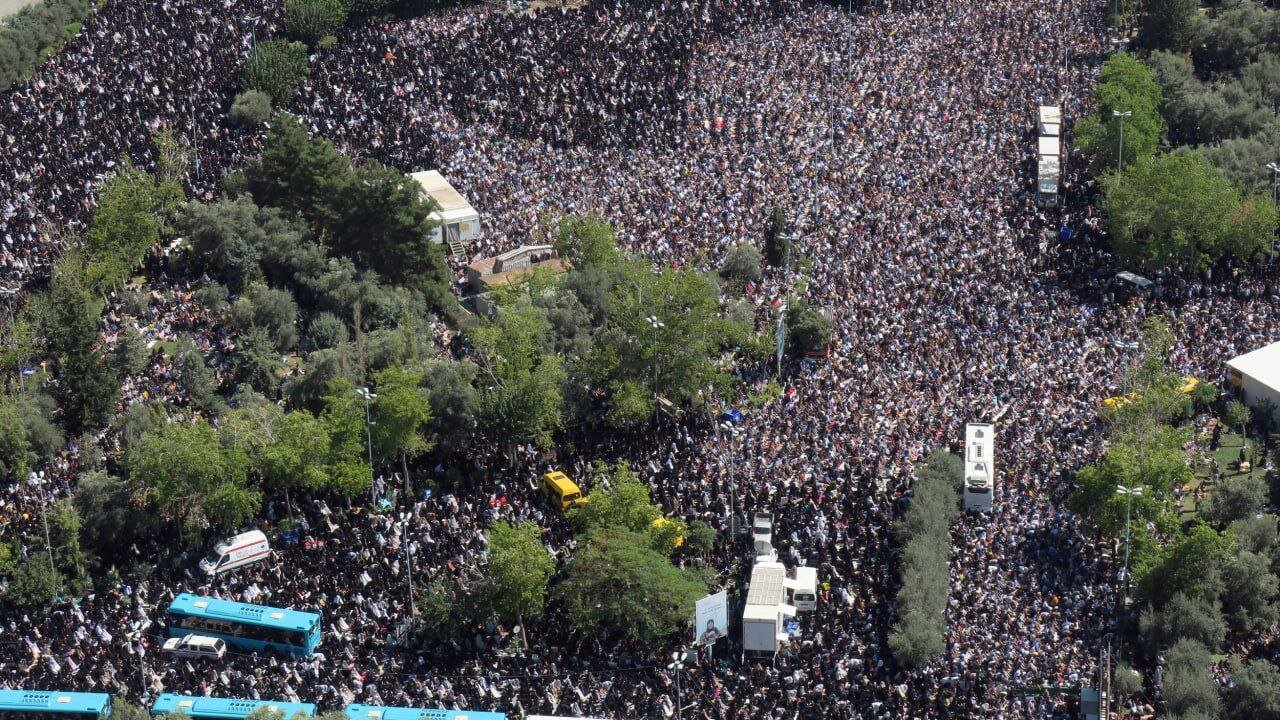 بازنشر تصاویر هوایی از رویداد تاریخی نماز جمعه نصر به امامت رهبر شهید