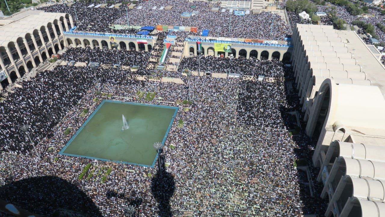 بازنشر تصاویر هوایی از رویداد تاریخی نماز جمعه نصر به امامت رهبر شهید