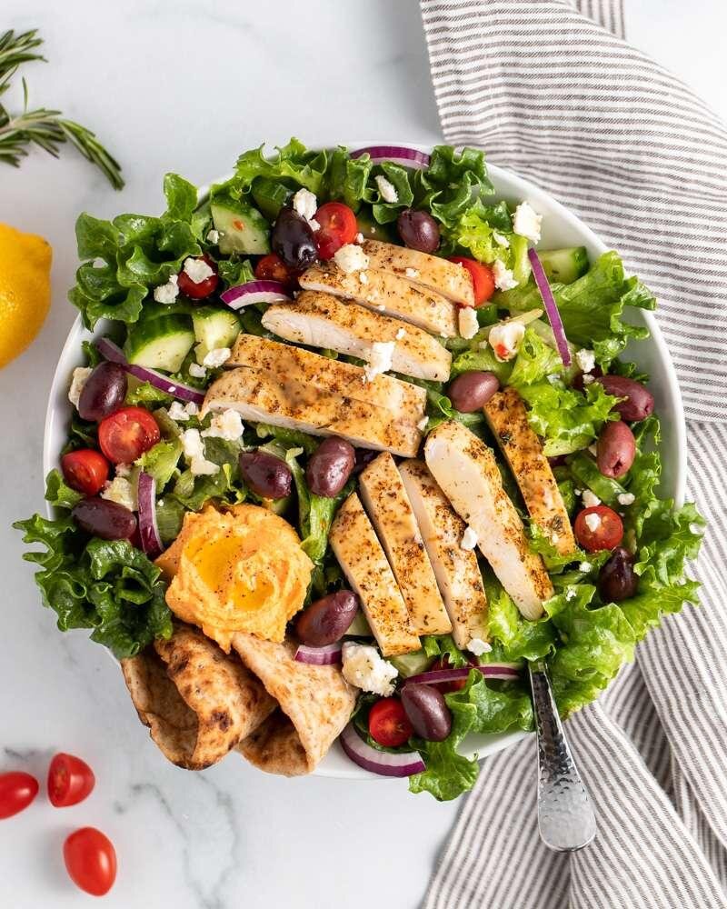 سالاد یونانی با مرغ؛ غذای پروتئینی و رژیمی + میزان کالری