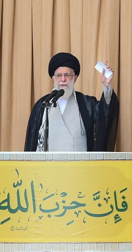 لحظه تکبیر آیت‌الله سیدمجتبی خامنه‌ای هنگام ایراد خطبه‌ تاریخی «جمعه نصر» توسط رهبر شهید