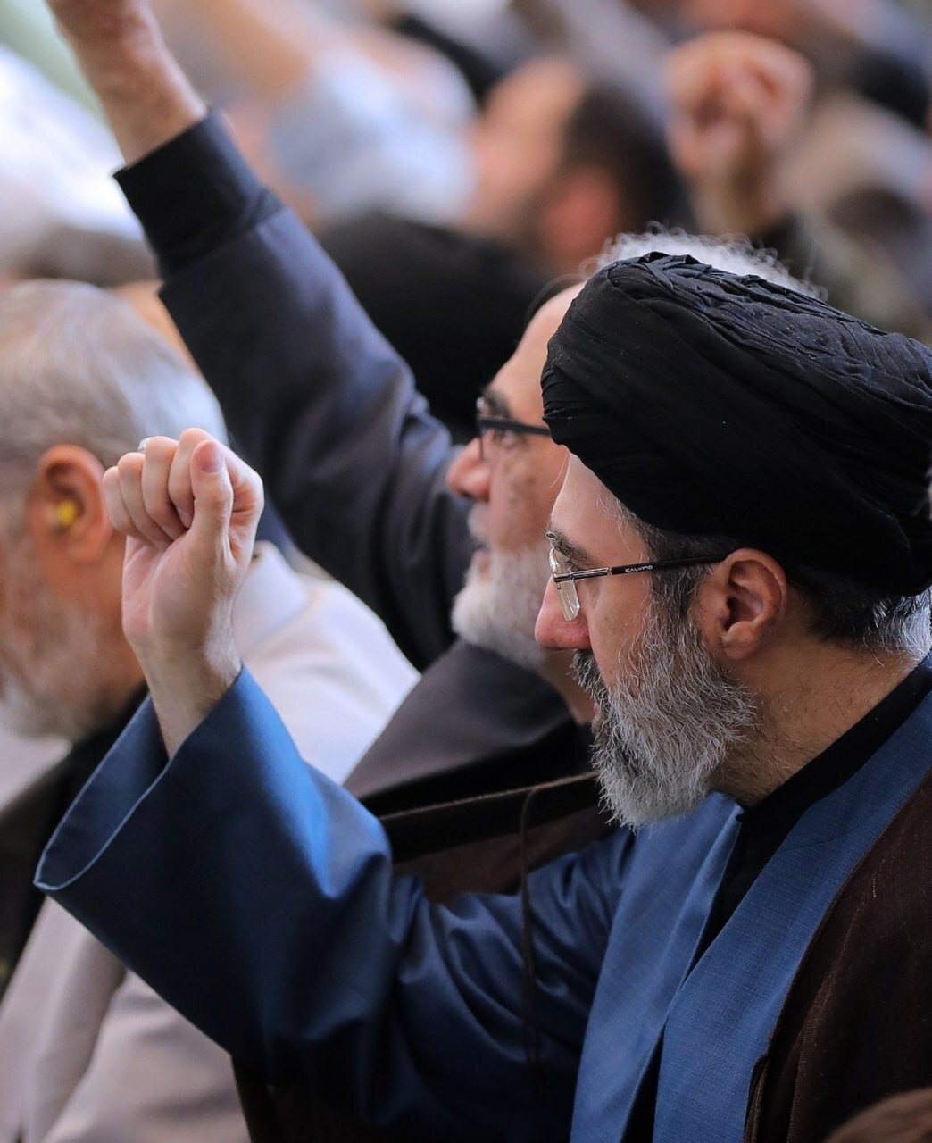 لحظه تکبیر آیتالله سیدمجتبی خامنهای هنگام ایراد خطبه تاریخی «جمعه نصر» توسط رهبر شهید