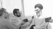 تصاویر دیده‌نشده از رهبر شهید انقلاب در سرشماری سال ۱۳۶۵ مقابل منزل شان