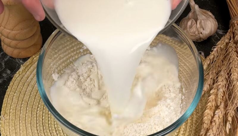 طرز تهیه نان تابه ای فوری با ماست و یک پیمانه آرد